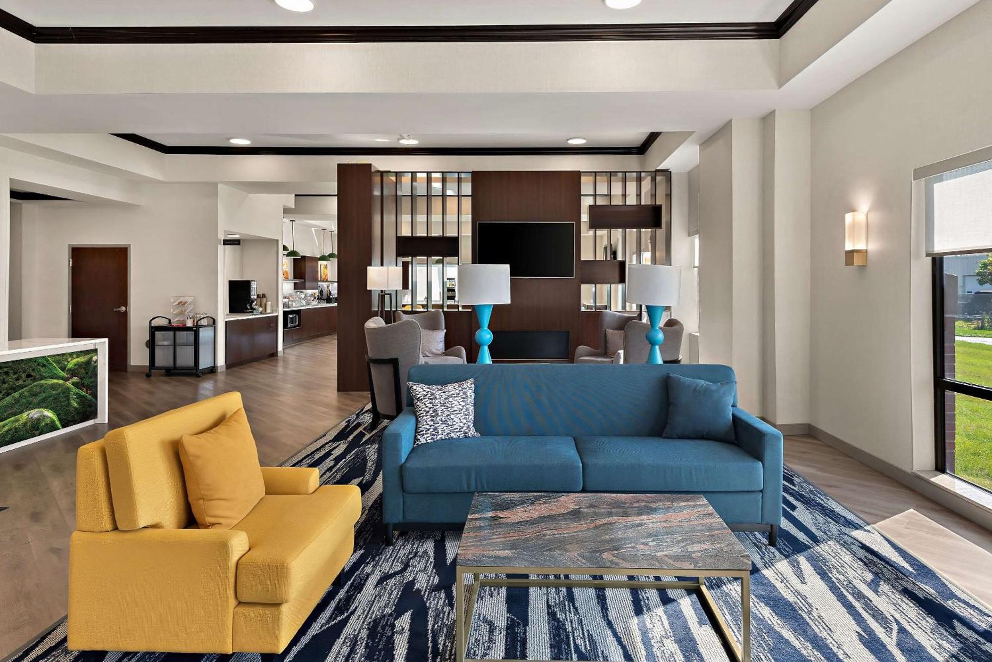 Comfort Suites Columbus East Broad Екстер'єр фото
